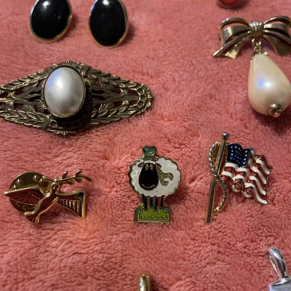 Vintage Estate Jewelry Lot Earrings Pairs Pin Pendants 33 Pcs - Picture 5 of 16